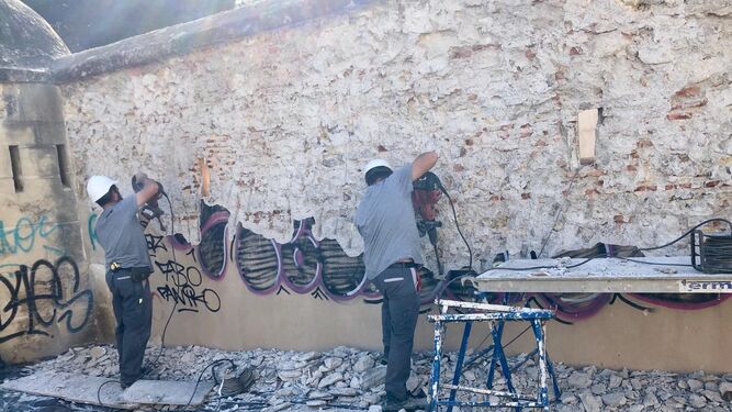 Comienzan a eliminar los grafitis de la Casa Fuerte Bezmiliana de Rincón de la Victoria