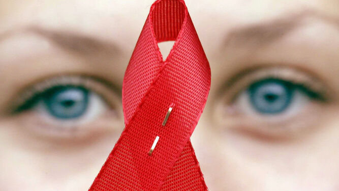 Creado por el grupo Visual AIDS en Nueva York en 1991, el lazo rojo sigue siendo el símbolo de la lucha contra esta enfermedad.