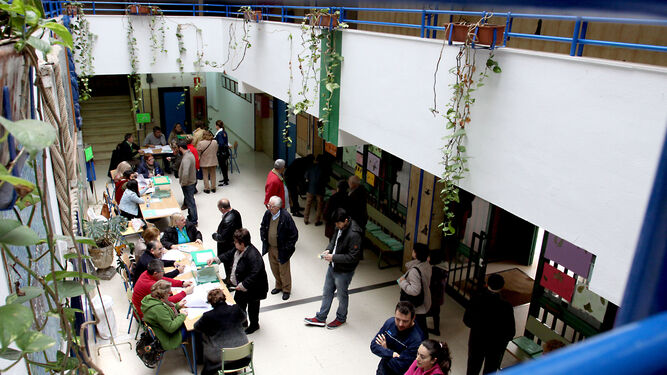 Votaciones en un colegio electoral de Huelva, en las pasadas autonómicas.