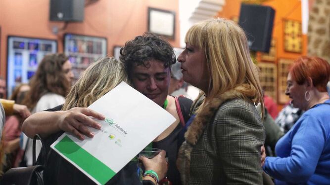 Militantes de Adelante Andaluc&iacute;a se abrazan tras conocerse los resultados electorales