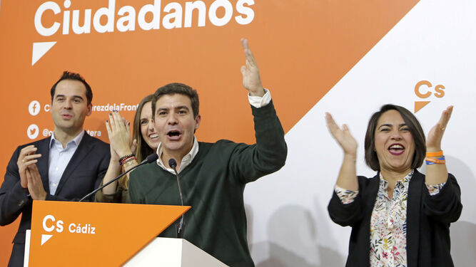 Sergio Romero celebra anoche los resultados electorales en la sede del partido en Jerez.