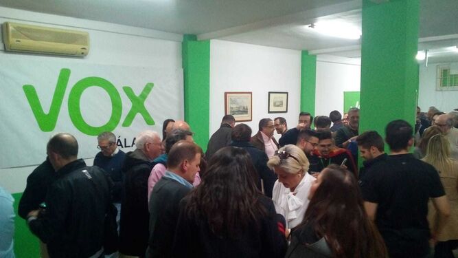 Militantes y simpatizantes de Vox celebran los resultados de las elecciones andaluzas en Málaga.