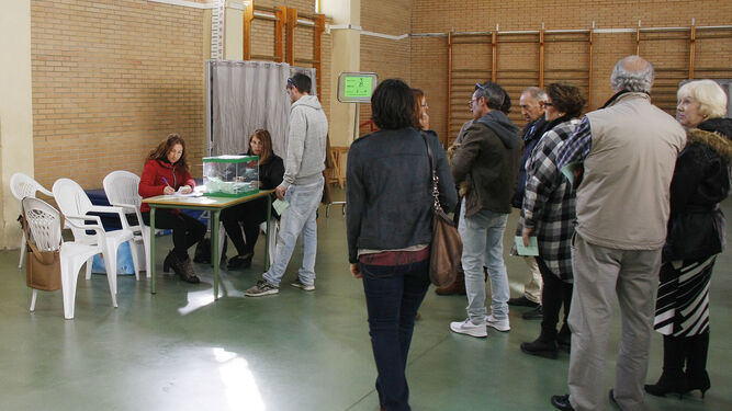 Un grupo de ciudadanos, votando el domingo en el IES Juan Lara.