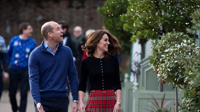 Los príncipes Guillermo y Catalina, hoy martes, en la fiesta celebrada en Kensington.