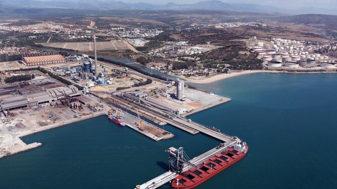 Vista áerea de las instalaciones de Endesa en el margen barreño del Guadarranque.