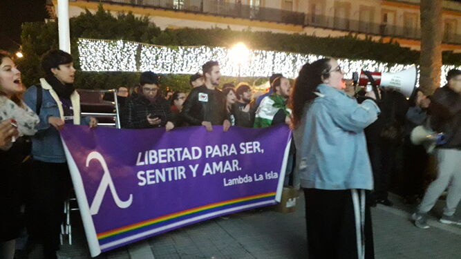 Pancarta del colectivo Lambda en la protesta contra Vox
