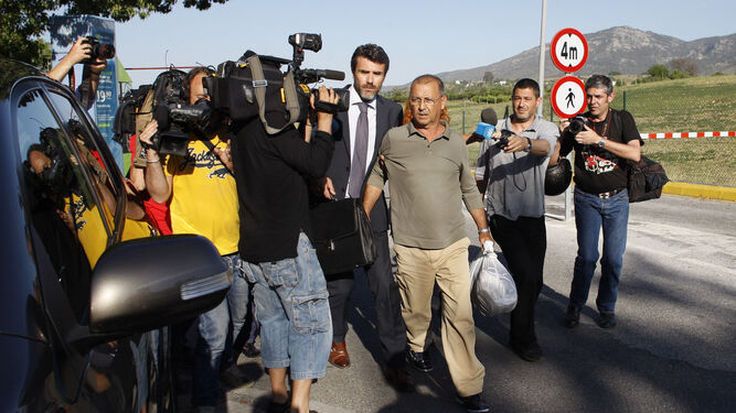 El ex alcalde de Casares en 2012 tras pagar la fianza y salir de prisión.