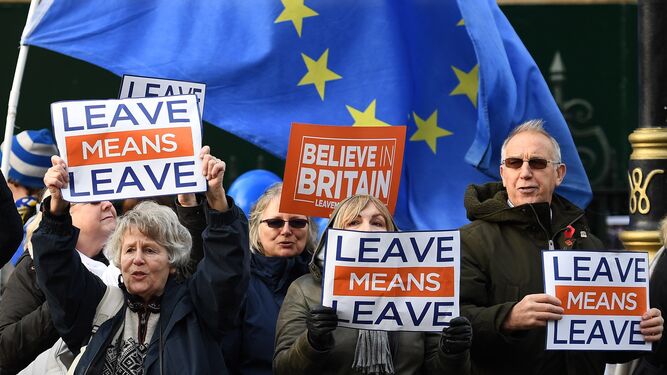 Seguidores a favor del 'Brexit' manifiestándose este miércoles a las afueras del Parlamento en Londres.
