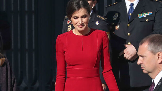Doña Letizia, con vestido midi rojo, en el acto en el Congreso.