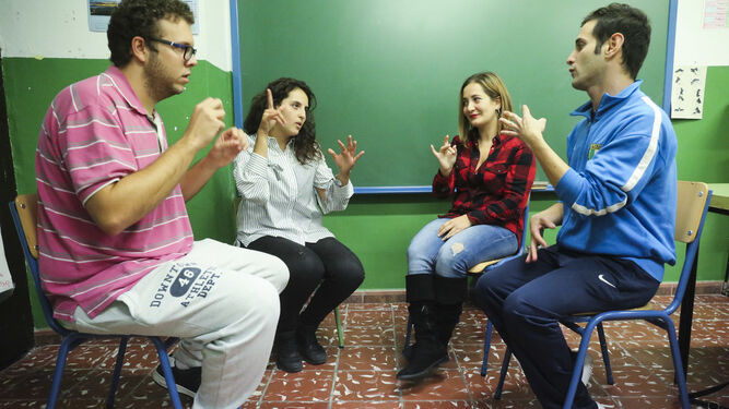 Antonio Sepúlveda, Oumaima Erajai, Irene García y Luis Miguel Cordón, cuatro alumnos sordos.