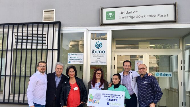 Representantes de Ibima y el oncólogo Emilio Alba