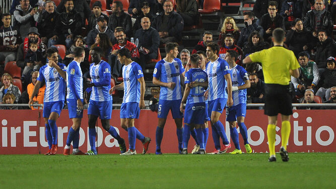 Los jugadores del Málaga celebran el primer gol, obra de Harper.
