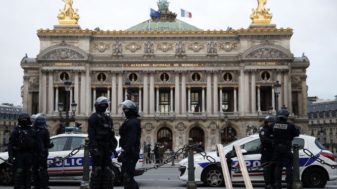 La Policía ante la Academía Nacionald e Música en París.
