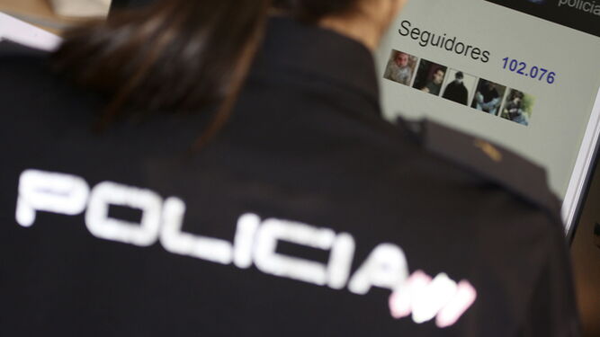 Una policía nacional rastrea las redes sociales.
