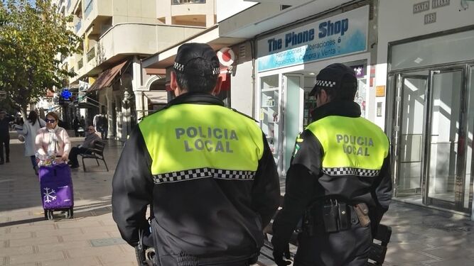 Agentes de la Policía Local en la Avenida del Mediterráneo.