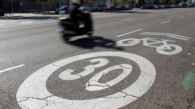 Una señal de circulación a 30 km/h por Madrid