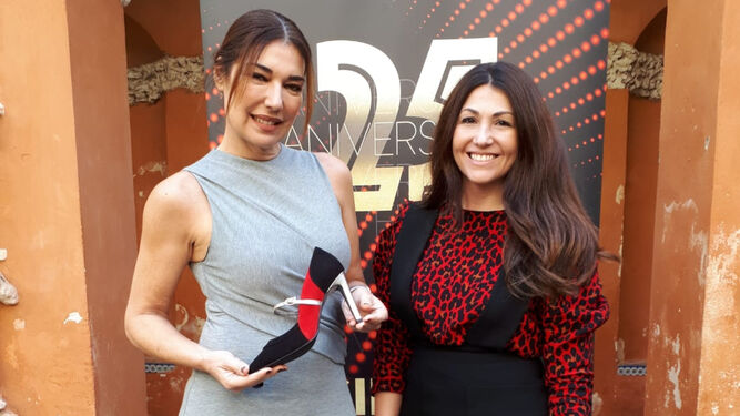 Raquel Revuelta junto a la diseñadora de Bea Madrid Shoes con el zapato oficial de SIMOF 2019.