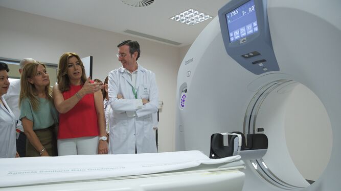 Susana Díaz y Marina Álvarez en una visita al hospital de Lebrija, dependiente de las Agencia Pública del Bajo Guadalquivir.