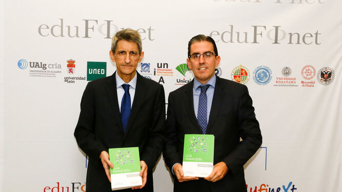 José M. Domínguez y Sergio Corral con la 'Guía Financiera'.