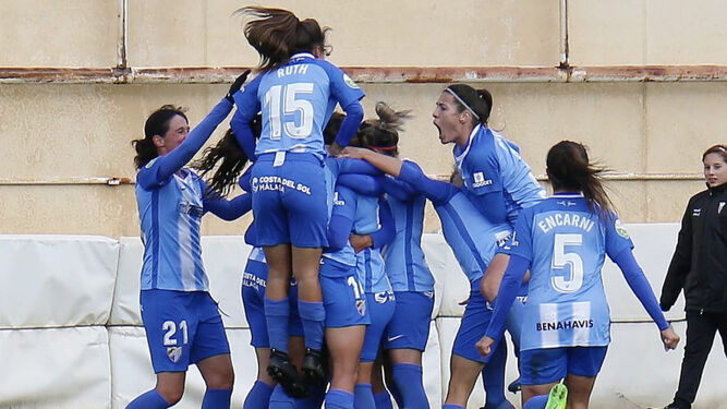 Las jugadoras del Málaga Femenino abrazan a Leti tras su gol olímpico.
