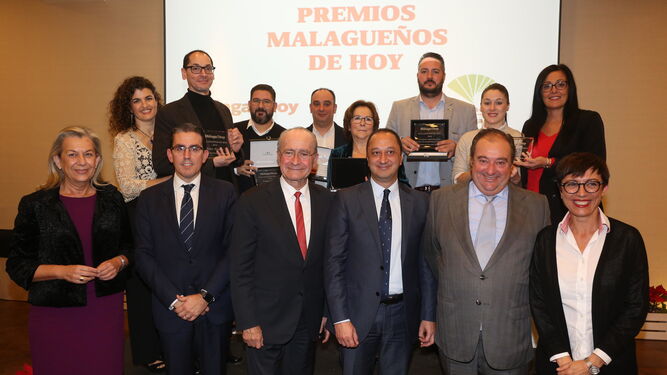 Los premiados como Malagueños de Hoy 2018 junto con autoridades asistentes al acto.