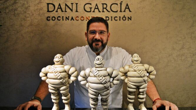 Dani García, con los tres galardones de Michelin que atesora su restaurante.