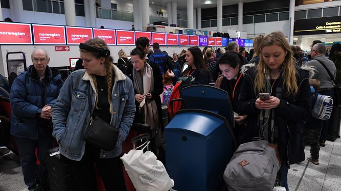 Centenares de personas afectadas en el aeropuerto de Gatwick