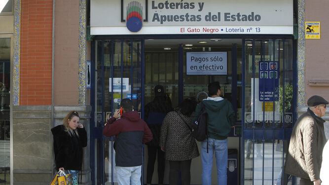 Gente ante una administración de lotería