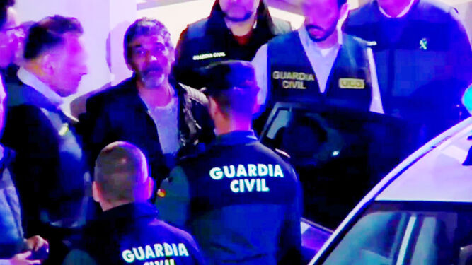 Captura del vídeo grabado por vecinos de Valverde a la salida de Bernardo Montoya de los juzgados en la madrugada del sábado.