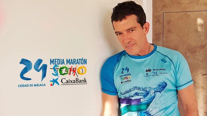 Banderas, con la camiseta oficial de la Media Maratón de Málaga