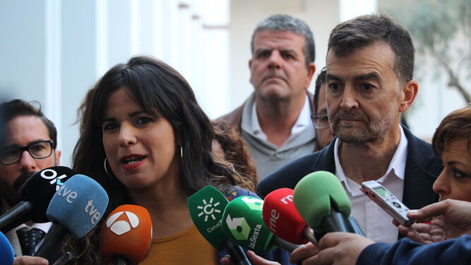 Teresa Rodríguez y Antonio Maíllo, en el Parlamento.