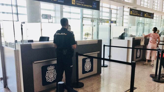Control de entrada y salida de pasajeros del aeropuerto de Málaga.