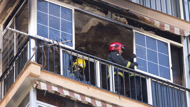 Bomberos en las labores de extinción en un edificio de 15 plantas en Málaga.