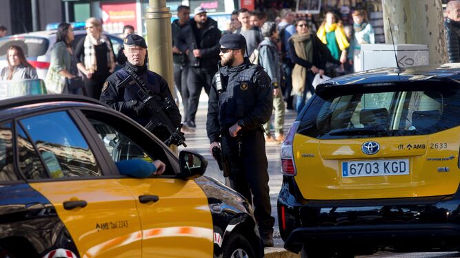 Agentes de los Mossos patrullando el centro de Barcelona.