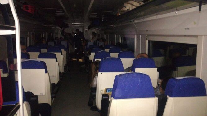 Los pasajeros afectados en el interior del tren averiado y sin luz.