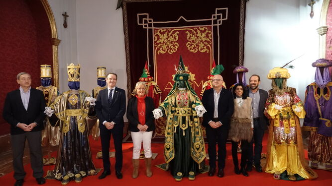 Méndez, Ramírez y Cassá, junto a los trajes de los Reyes Magos.