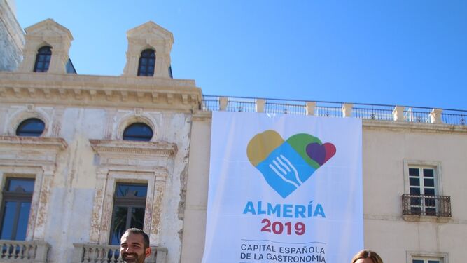 Ramón Fernández-Pacheco y Carolina Lafita con la mascota de Almería 2019.