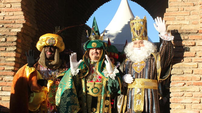 Los Reyes Magos saludan a los niños en la Cabalgata de Málaga de 2019.
