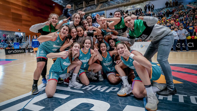 Las jugadoras cadetes andaluzas celebran el título en Huelva.