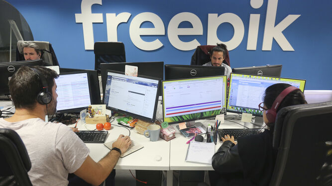 Informáticos y diseñadores en la empresa malagueña Freepik.