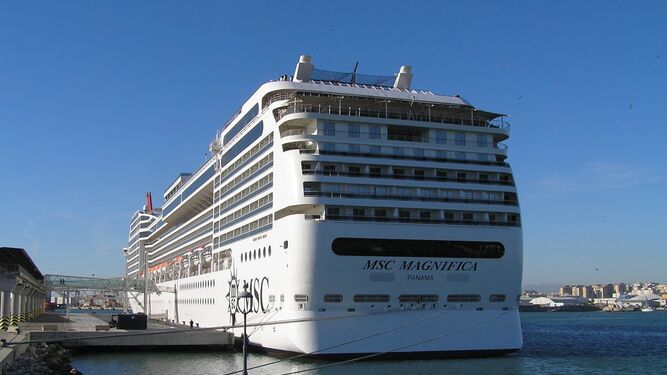 El 'MSC Magnifica', atracado en el puerto de Málaga.