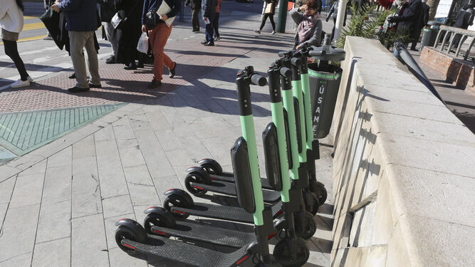 Varios patinetes eléctricos de la empresa Tier estacionados en la Acera de la Marina.