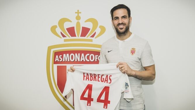 Cesc Fàbregas posa con la camiseta del Monaco