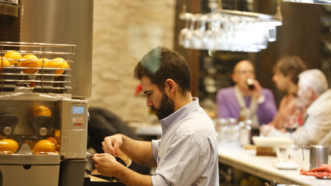 Un camarero trabaja en una cafetería en Málaga
