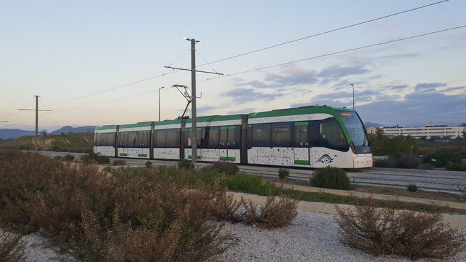 Un tren del Metro de Málaga a su paso por el trazado en superficie de la Universidad.