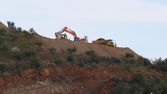 Trabajos de excavación de este jueves en el pozo de Totalán.