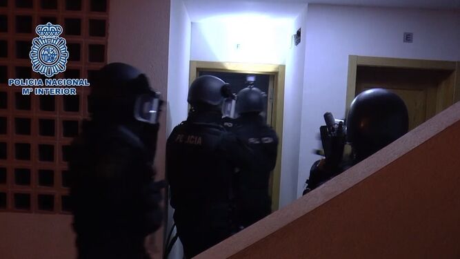 Policías durante la operación en la que se detuvo al presunto yihadista