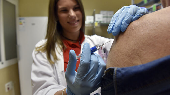 Una enfermera vacuna a una persona.