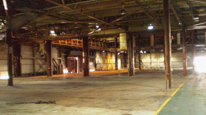 Interior de la fábrica tras la subasta de sus bienes.