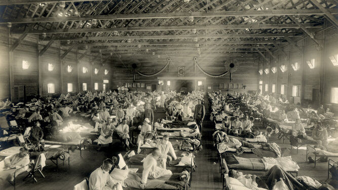 Soldados de la I Guerra Mundial afectados por la epidemia de gripe en una sala en Fort Riley, Kansas.